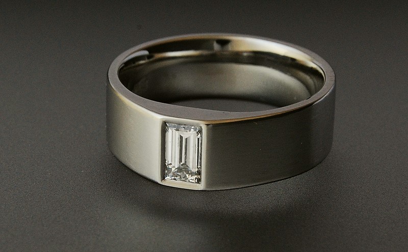 Platinum and Diamond ring 1142